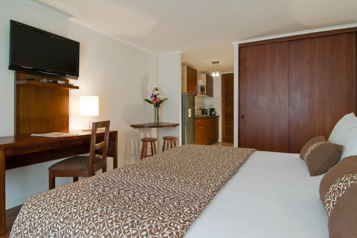 Standardrum - 1 queensize-sÀng | Minibar, vÀrdeförvaringsskÄp pÄ rummet och skrivbord