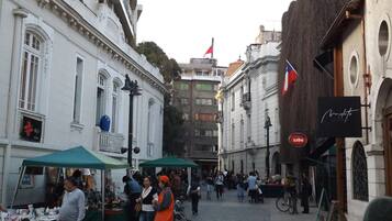 Una calle animada con puestos de mercado y peatones.