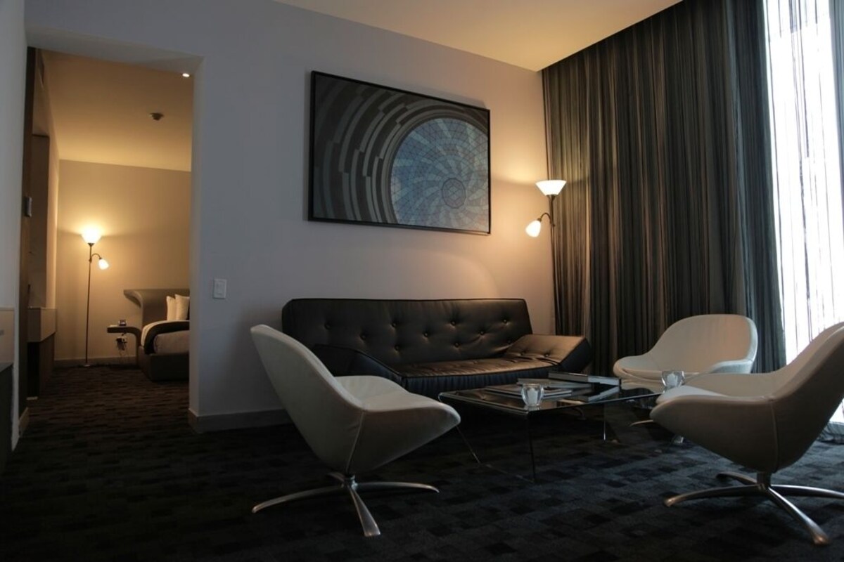 Executive Suite, 1 King Bed | Living room