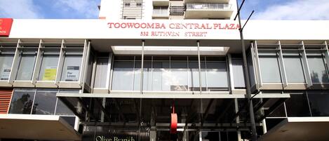 Le Toowoomba Central Plaza se distingue par sa façade moderne, ses nombreux balcons et ses devantures de magasins, notamment celles du bar-restaurant Olive Branch Lounge.