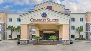 A hotel entrance with a sign reading "Comfort Suites".