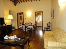 Apartamento superior, 2 habitaciones | Zona de estar | Una televisión LCD