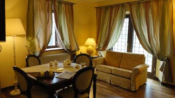 Appartement, 1 chambre | Salle de séjour | Télévision LCD