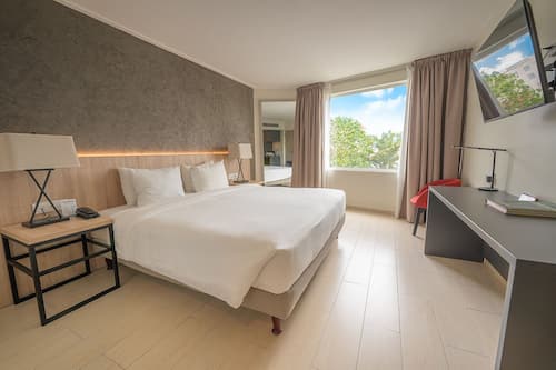 Habitación estándar, 1 cama de matrimonio grande | Minibar, caja fuerte, escritorio y cortinas opacas
