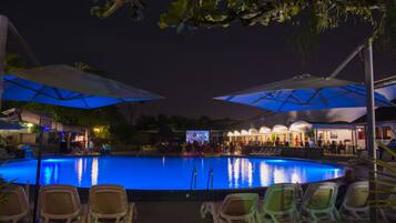 Outdoor pool, cabanas (surcharge), pool umbrellas