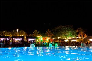 Útilaug, strandskálar (aukagjald), sólhlífar