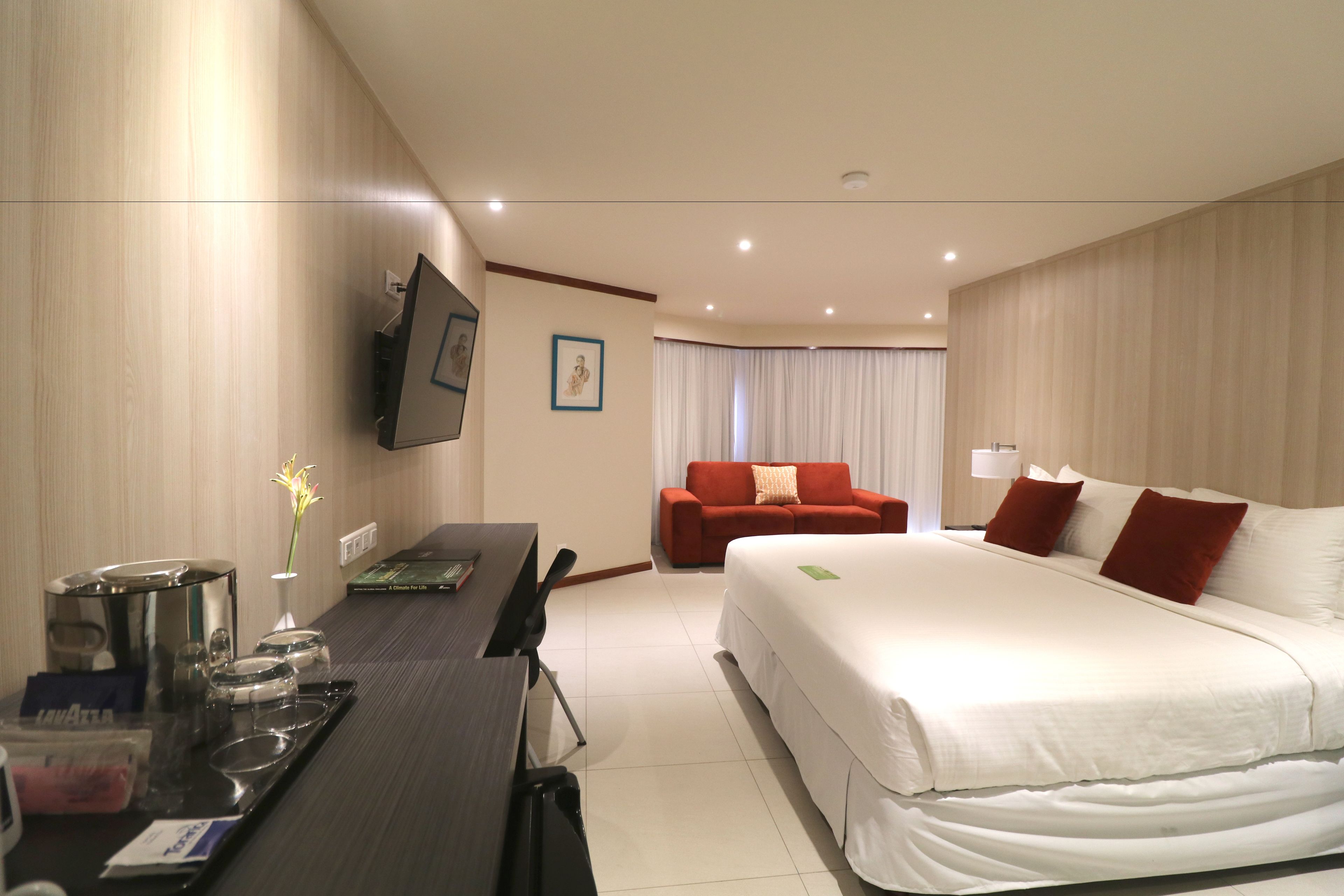 executive room | minibar, in-room safe, desk, blackout curtains