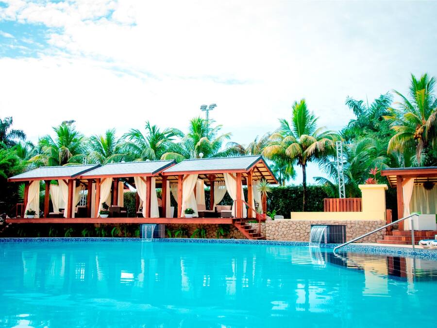 Una piscina al aire libre, cabañas de piscina (de pago), sombrillas