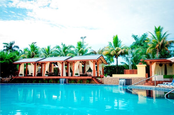 Outdoor pool, pool cabanas (surcharge), pool umbrellas - Torarica Resort (Paramaribo)