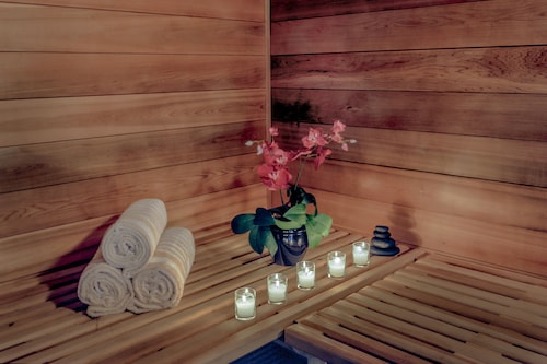 Grass Valley Courtyard Suites