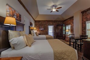 Premium bedding, Tempur-Pedic beds, minibar, in-room safe - Grass Valley Courtyard Suites (Grass Valley)