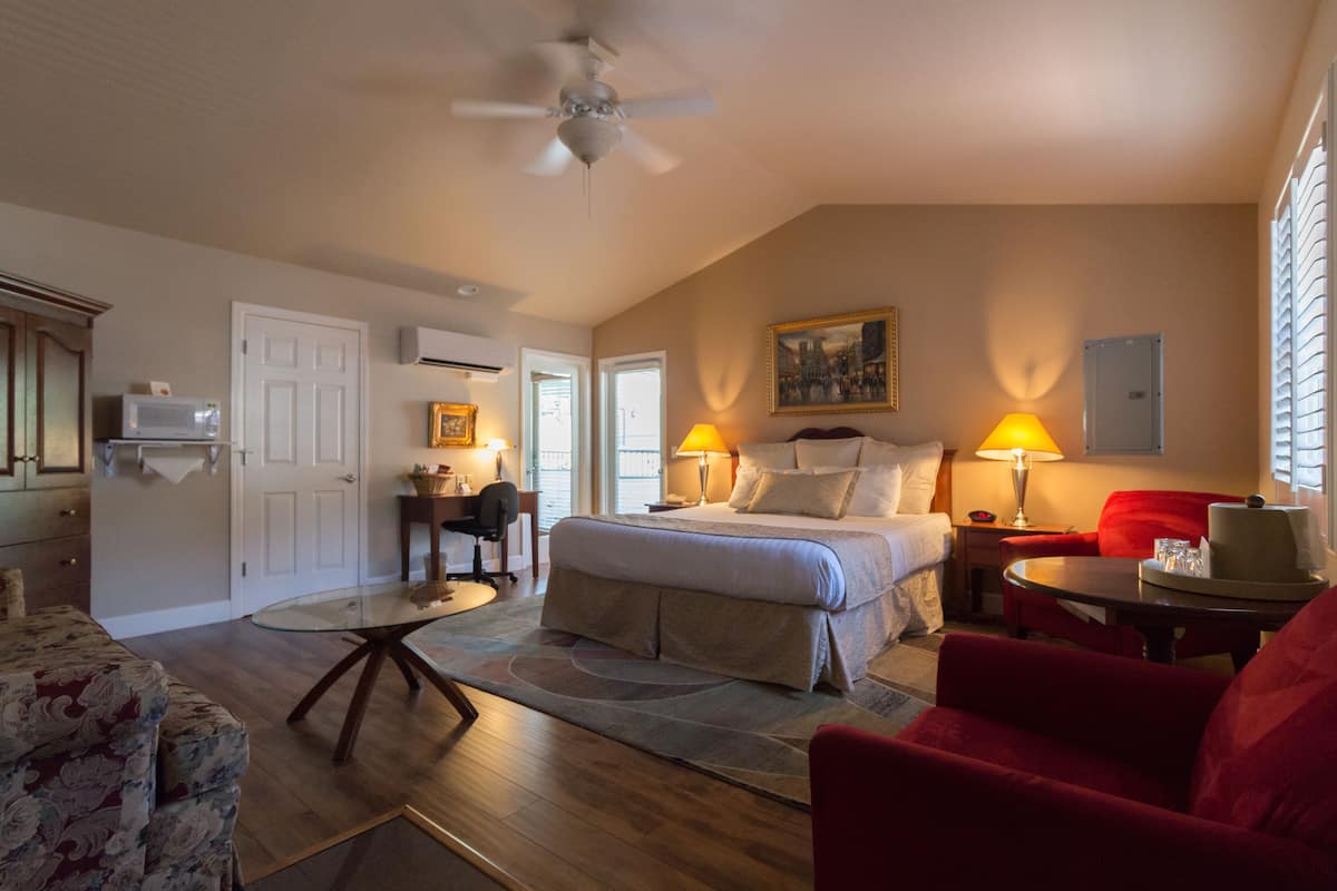 Room, 1 King Bed, Balcony (Guest) | 1 bedroom, premium bedding, Tempur-Pedic beds, minibar