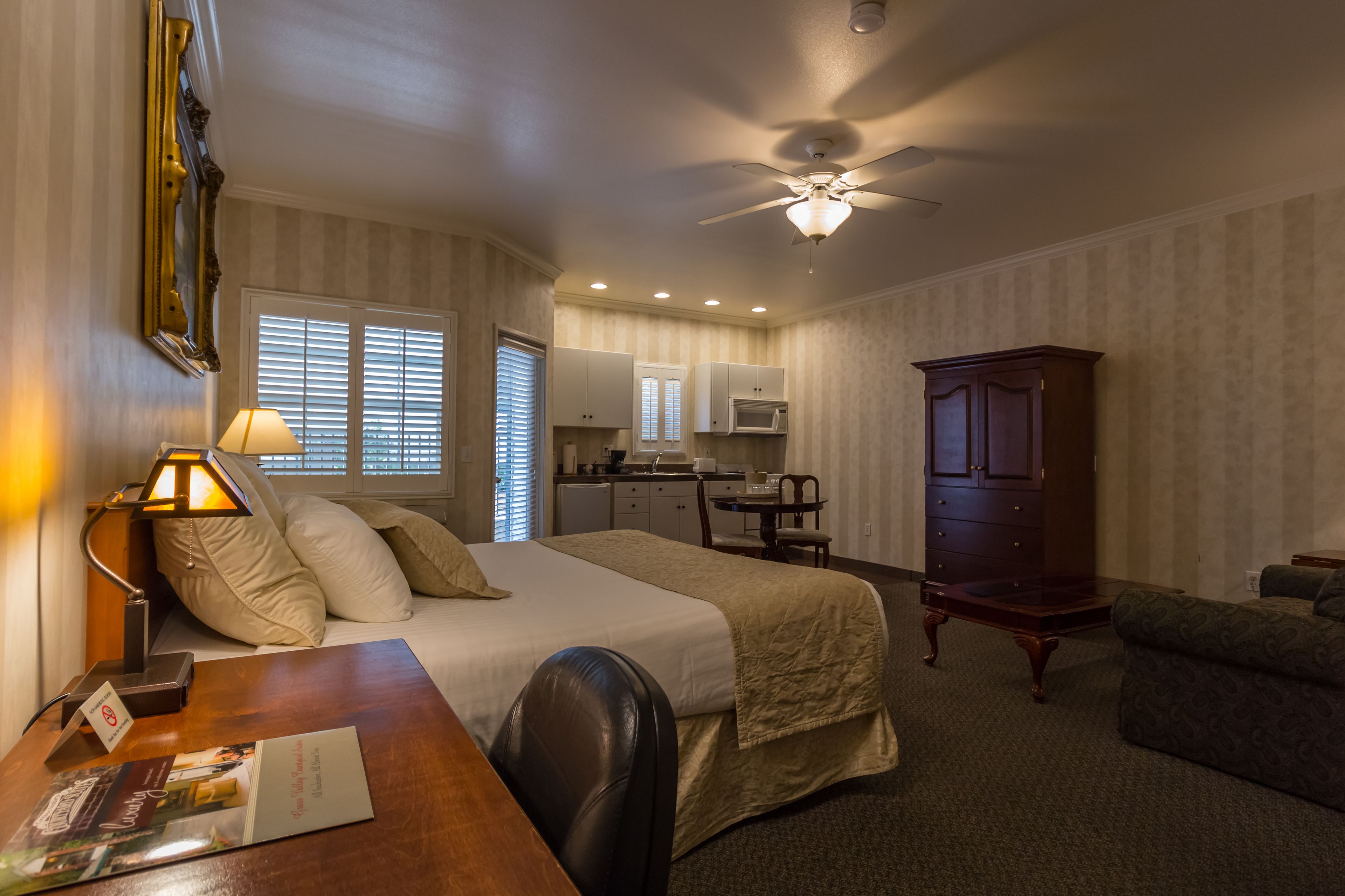 suite, 1 king bed | 1 bedroom, premium bedding, tempur-pedic beds, minibar
