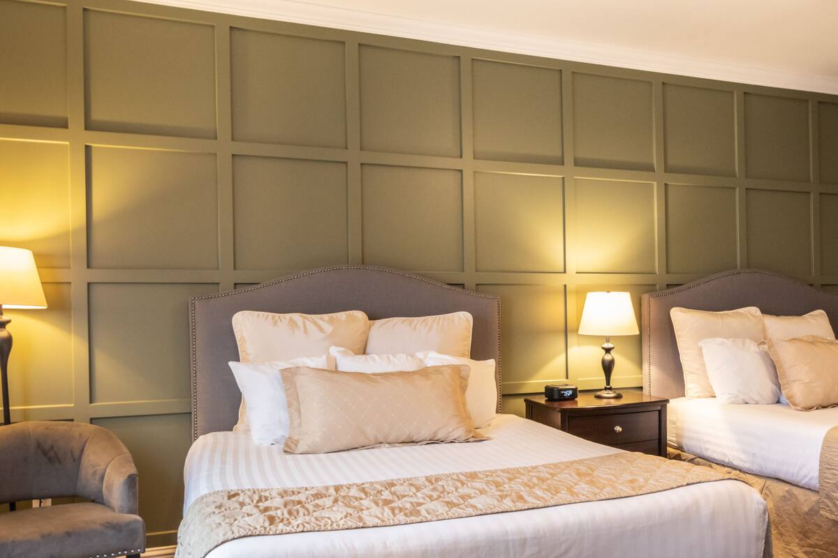 Phòng, 2 giường cỡ queen, phù hợp cho người khuyết tật (Guest) | Bộ đồ giường cao cấp, nệm Tempur-Pedic, minibar 