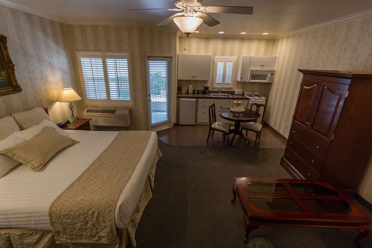 Suite, 1 King Bed | 1 bedroom, premium bedding, Tempur-Pedic beds, minibar
