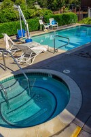 季节性开放的室外游泳池