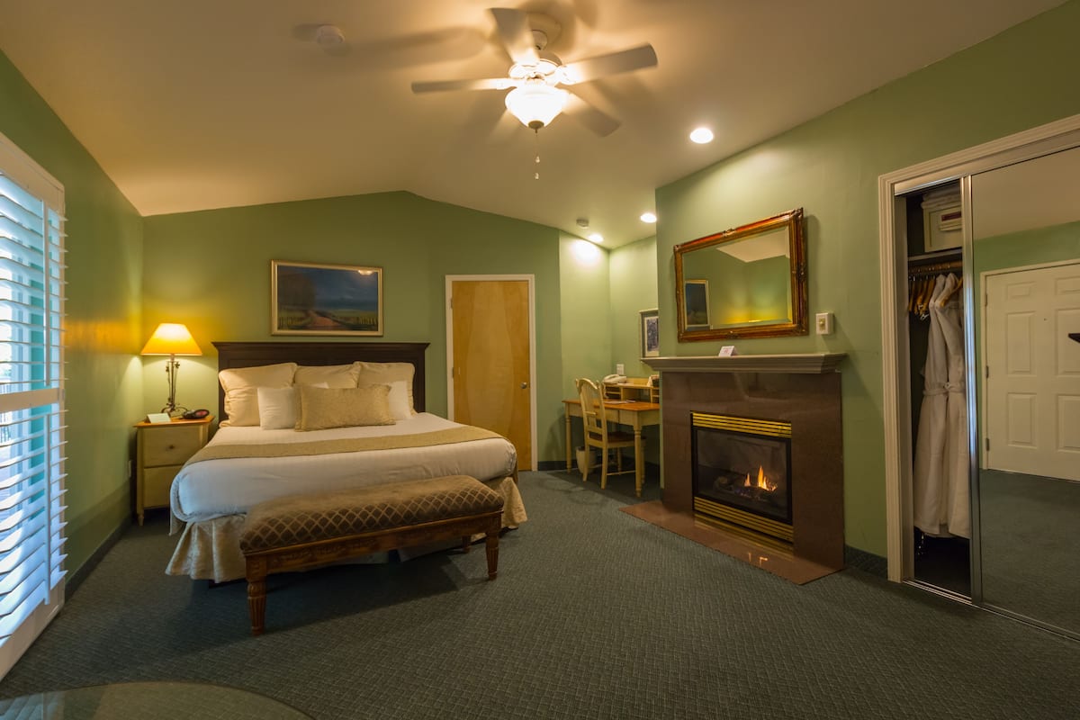 Room, 1 King Bed, Fireplace (Guest) | 1 bedroom, premium bedding, Tempur-Pedic beds, minibar