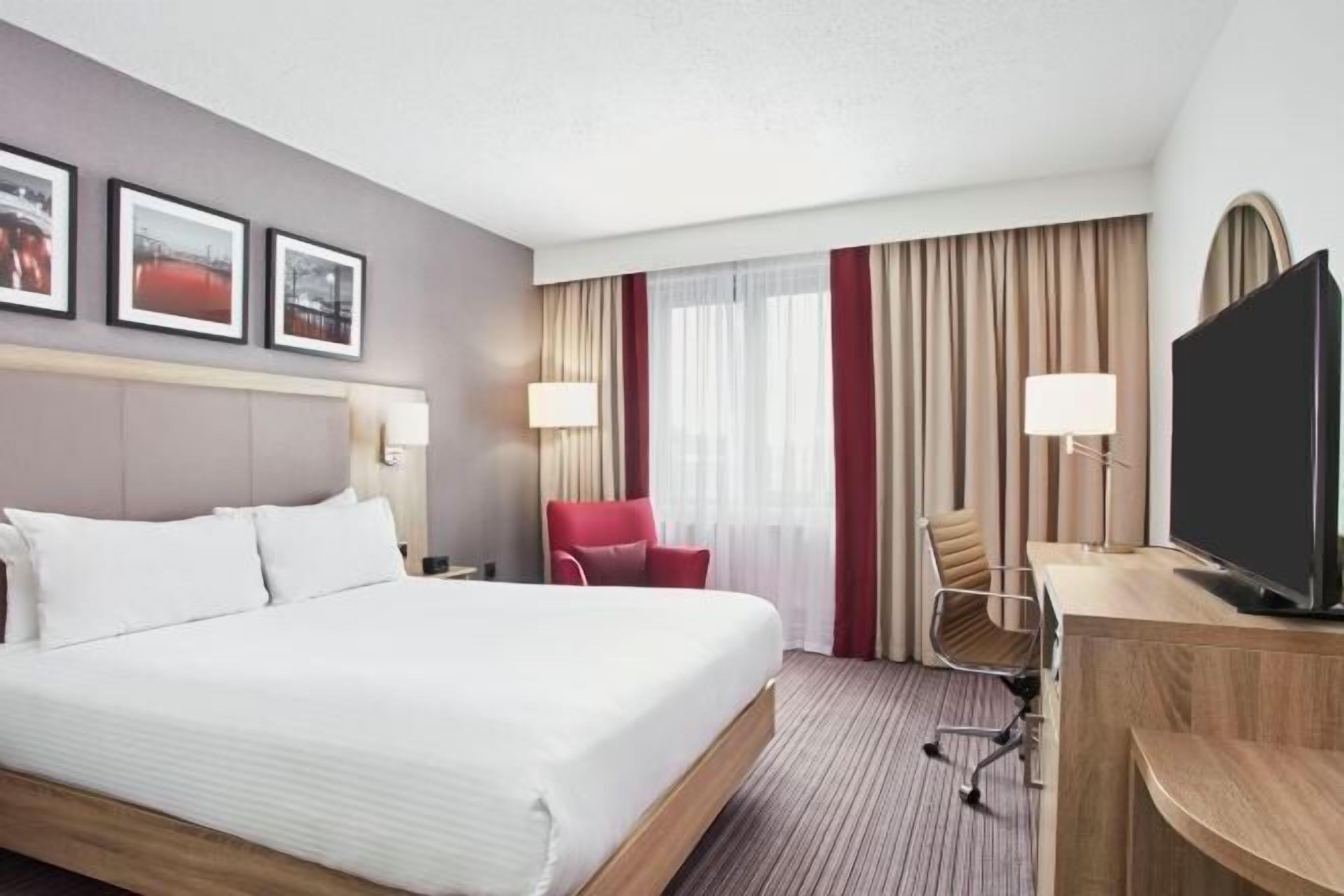 Caja de seguridad en la habitación y tabla de planchar con plancha 