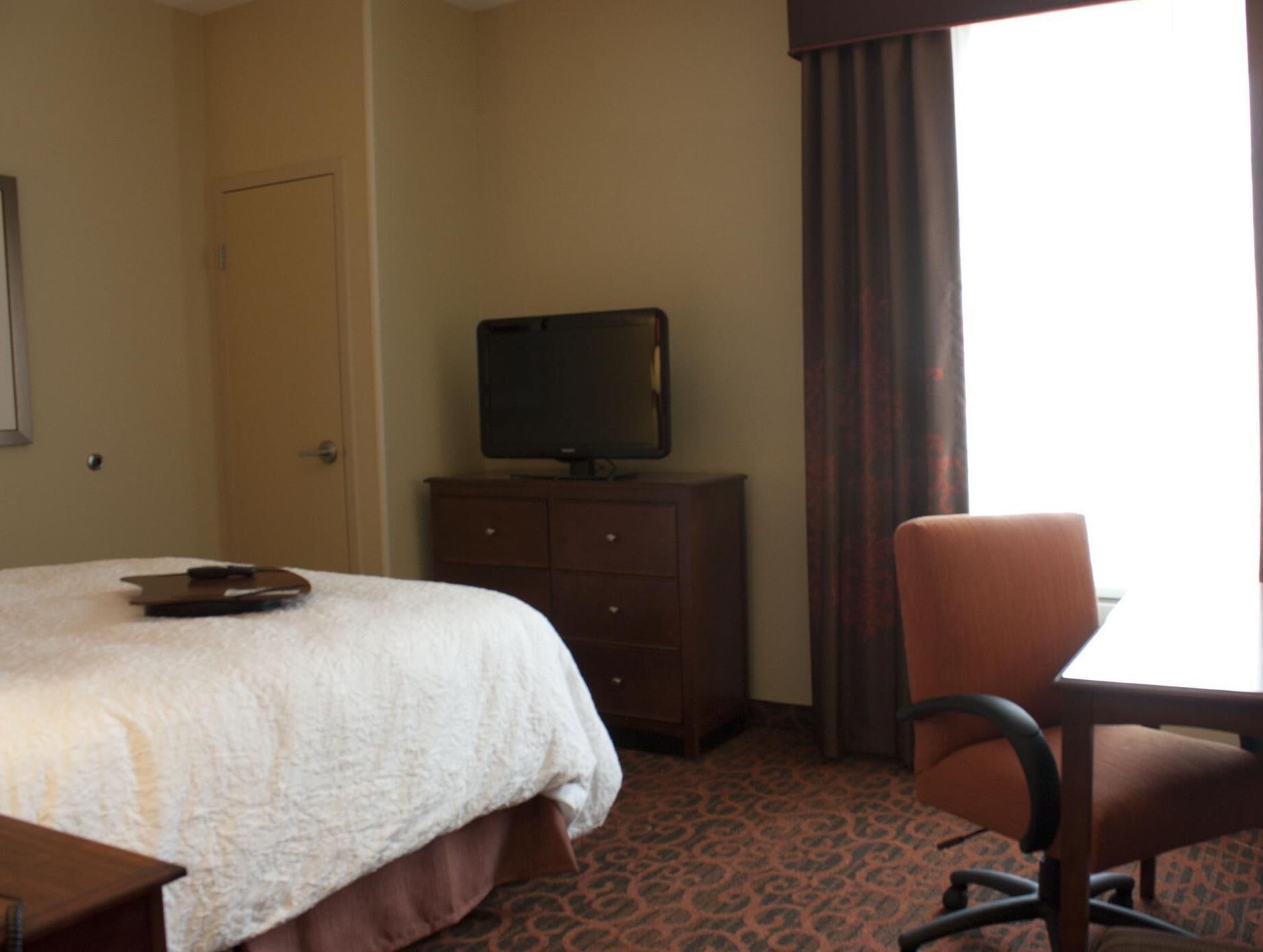 Caja de seguridad en la habitación y tabla de planchar con plancha 