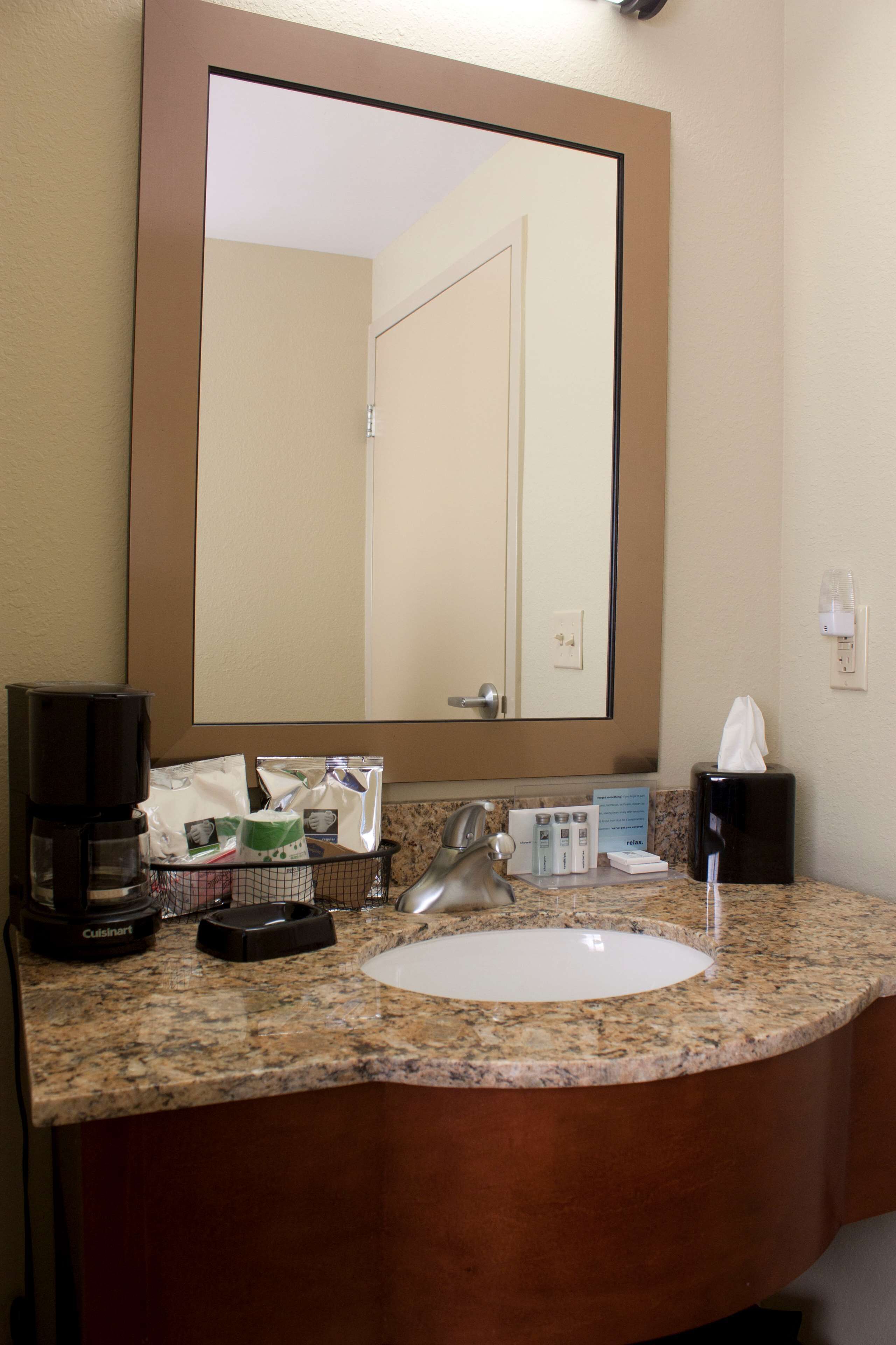 standard room, 1 queen bed, non smoking | in-room safe, iron/ironing board, free wifi, bed sheets