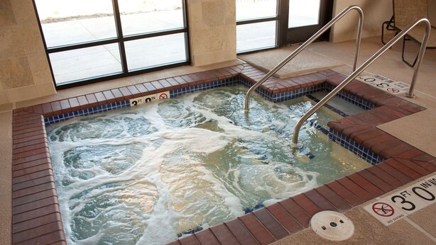 A hot tub with a tiled edge, a no diving sign, and a 3ft depth warning. - Hampton Inn Burlington (Burlington)