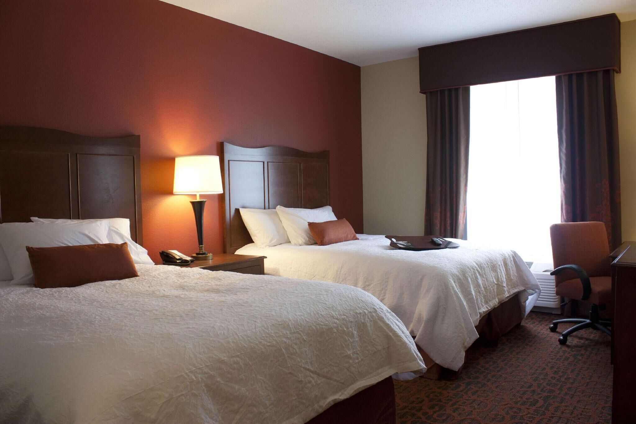 Caja de seguridad en la habitación y tabla de planchar con plancha 