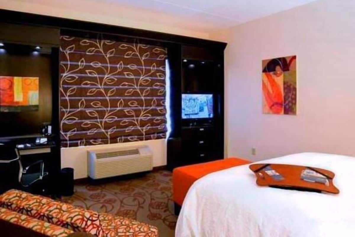 Hypo-allergenic bedding, in-room safe, desk, laptop workspace