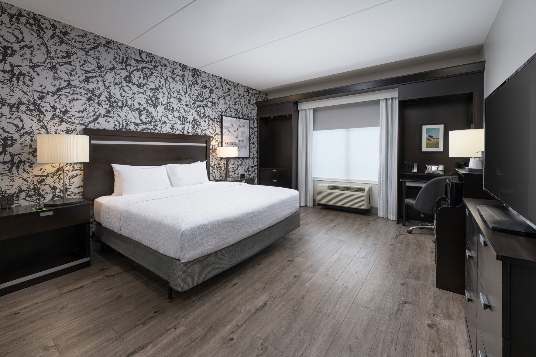 Hypo-allergenic bedding, in-room safe, desk, laptop workspace