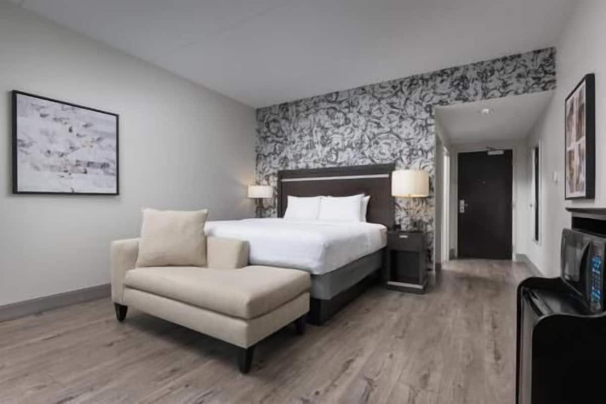 Hypo-allergenic bedding, in-room safe, desk, laptop workspace