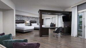 A hotel room with a large bed, a desk, a chair, and a TV. - Hampton Inn & Suites Chattanooga/Downtown (Chattanooga)
