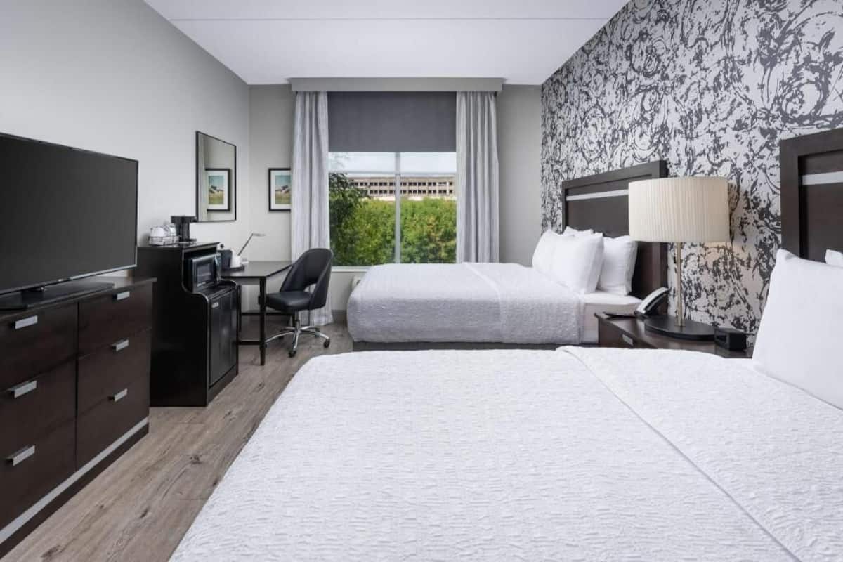 Hypo-allergenic bedding, in-room safe, desk, laptop workspace