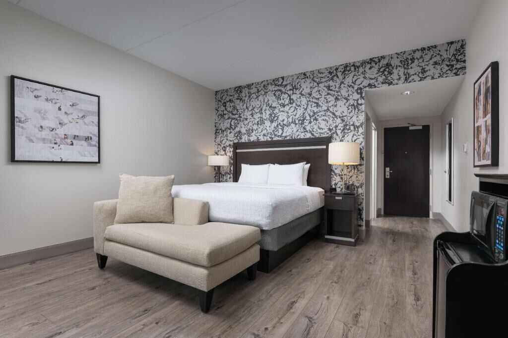 Hypo-allergenic bedding, in-room safe, desk, laptop workspace