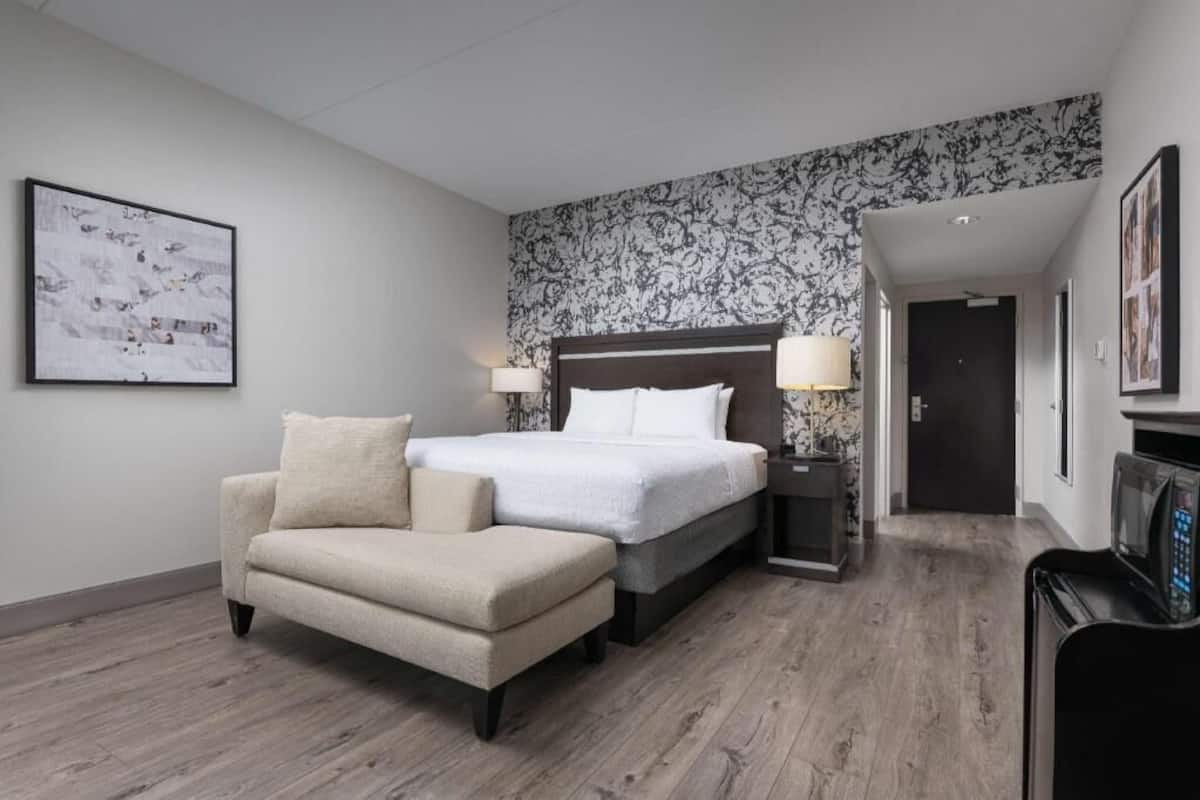 Hypo-allergenic bedding, in-room safe, desk, laptop workspace