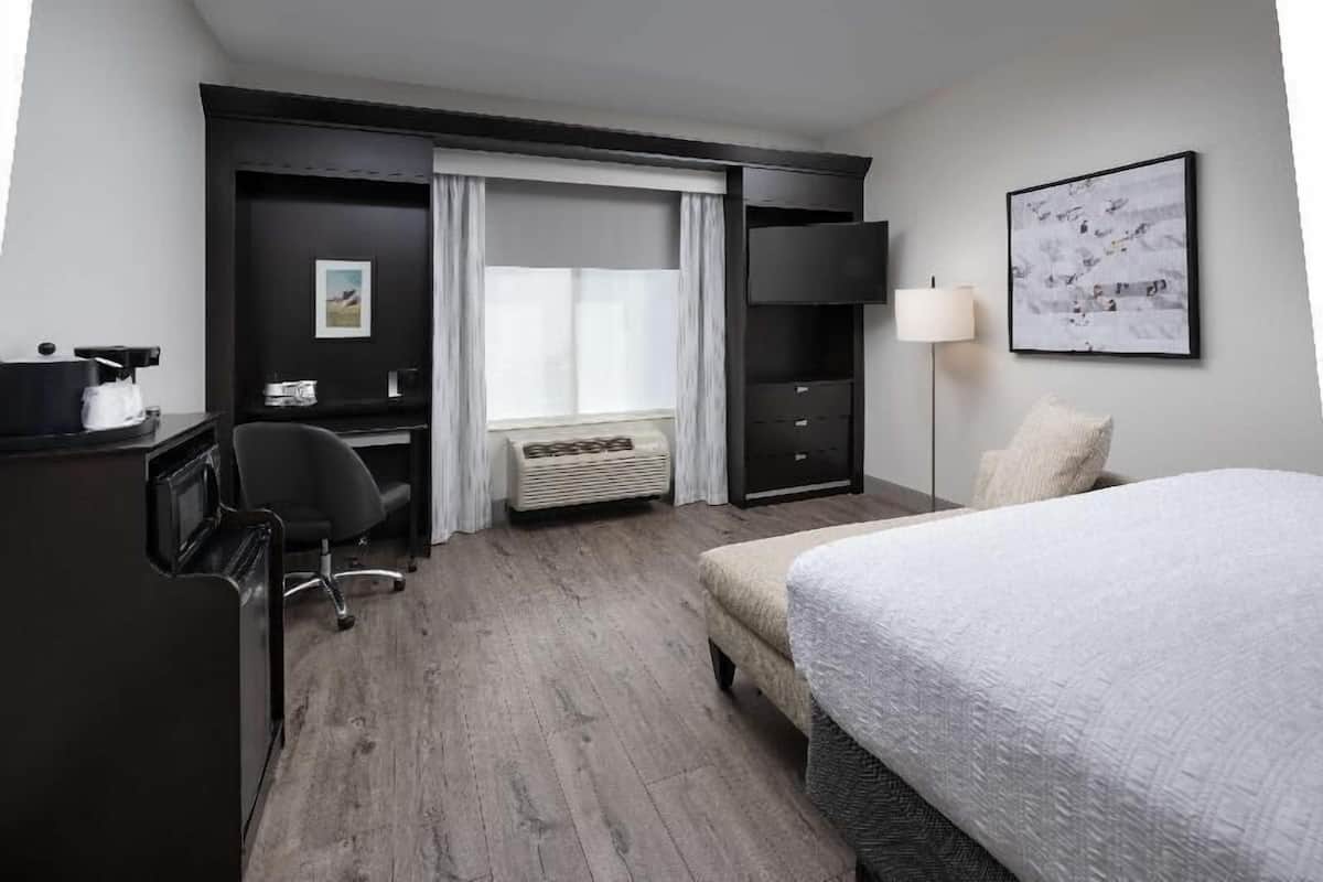 Hypo-allergenic bedding, in-room safe, desk, laptop workspace