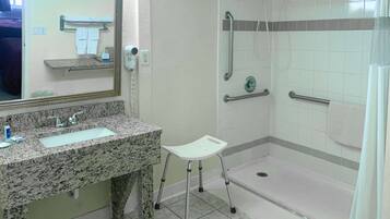 Camera, 2 letti matrimoniali, accessibile ai disabili, non fumatori | Bagno | Combinazione doccia/vasca, soffione a pioggia, asciugacapelli
