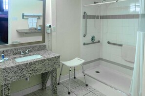 Habitación, 2 camas matrimoniales, con acceso para personas discapacitadas, para no fumadores | Baño | Tina con regadera, regadera tipo lluvia, secadora de cabello, toallas