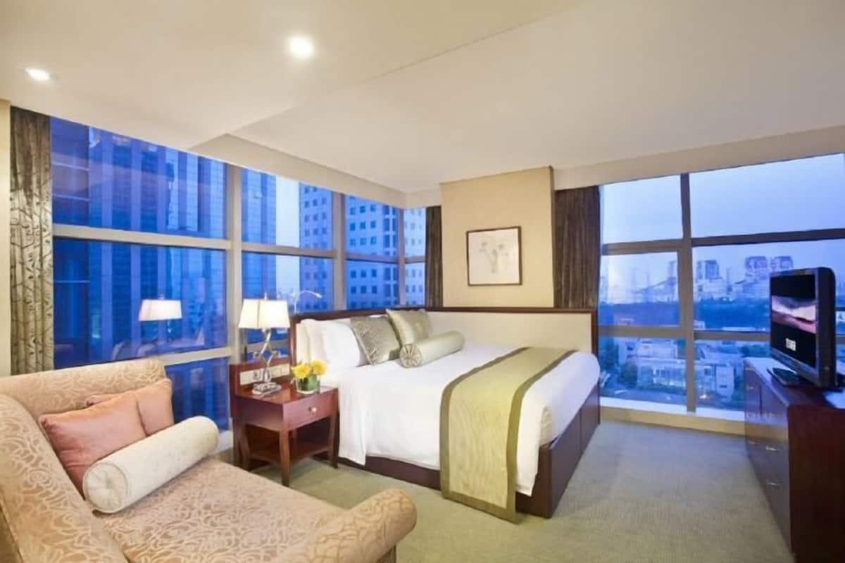 Minibar, in-room safe, soundproofing, iron/ironing board