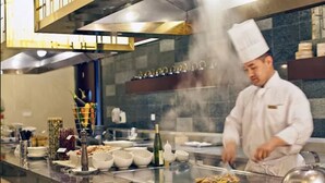 2 restaurantes; se sirve desayuno, almuerzo y cena