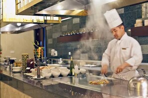 2 間餐廳,供應早餐、午餐和晚餐,中式料理