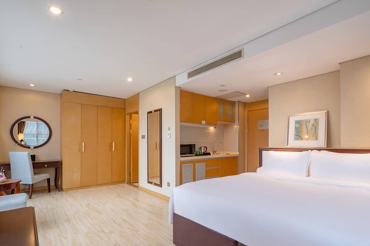 Business Room, 1 Queen Bed | Minibar, in-room safe, soundproofing, iron/ironing board