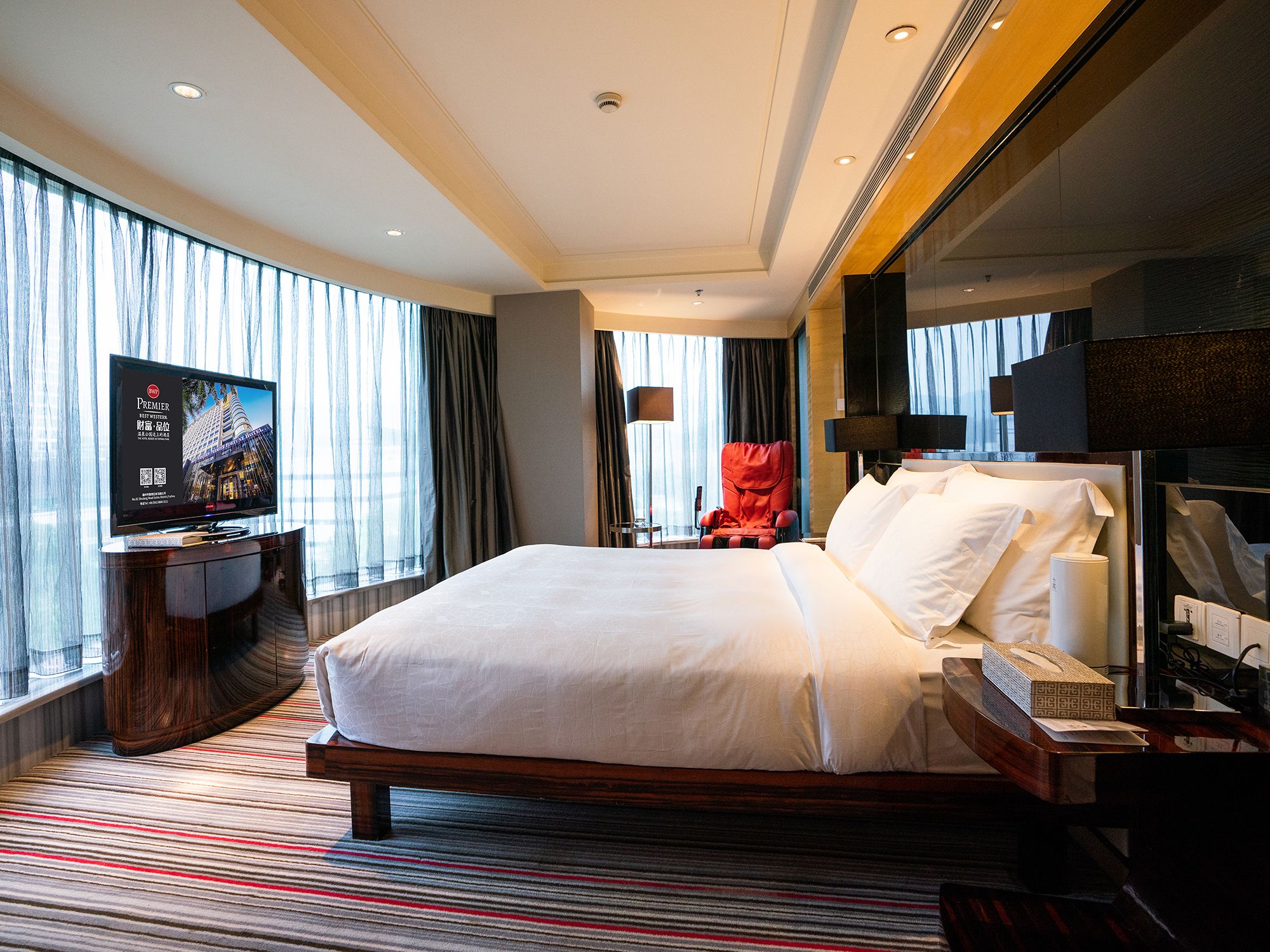 Suite, 1 King Bed, Bathtub, City View | 1 bedroom, premium bedding, minibar, in-room safe