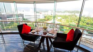 Lunch and dinner served, international cuisine