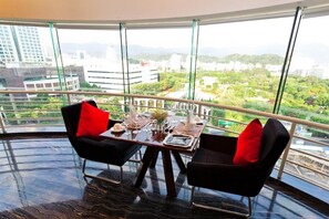 Se sirven almuerzos y cenas, cocina internacional