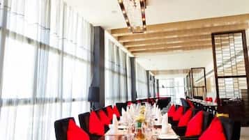 Lunch and dinner served, international cuisine