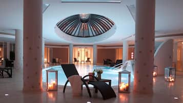 Un vaste espace intérieur agrémenté d’un élément aquatique central, de différents espaces de détente et d’un design de plafond original.