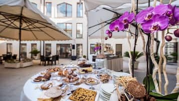 Breakfast, lunch, dinner served; seafood, pool views