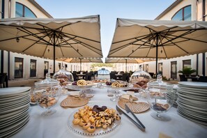 Frühstück, Mittagessen, Fisch und Meeresfrüchte, Blick auf den Pool