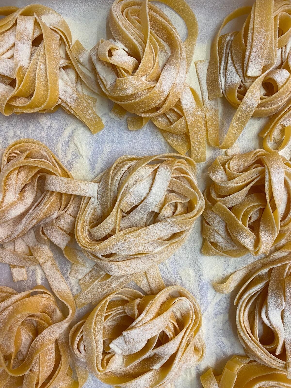Une vue rapprochée de pâtes saupoudrées de farine.