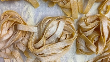 Une vue rapprochée de pâtes saupoudrées de farine.