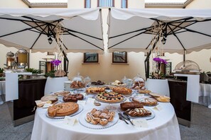 Se sirven desayunos, almuerzos, cenas y brunch